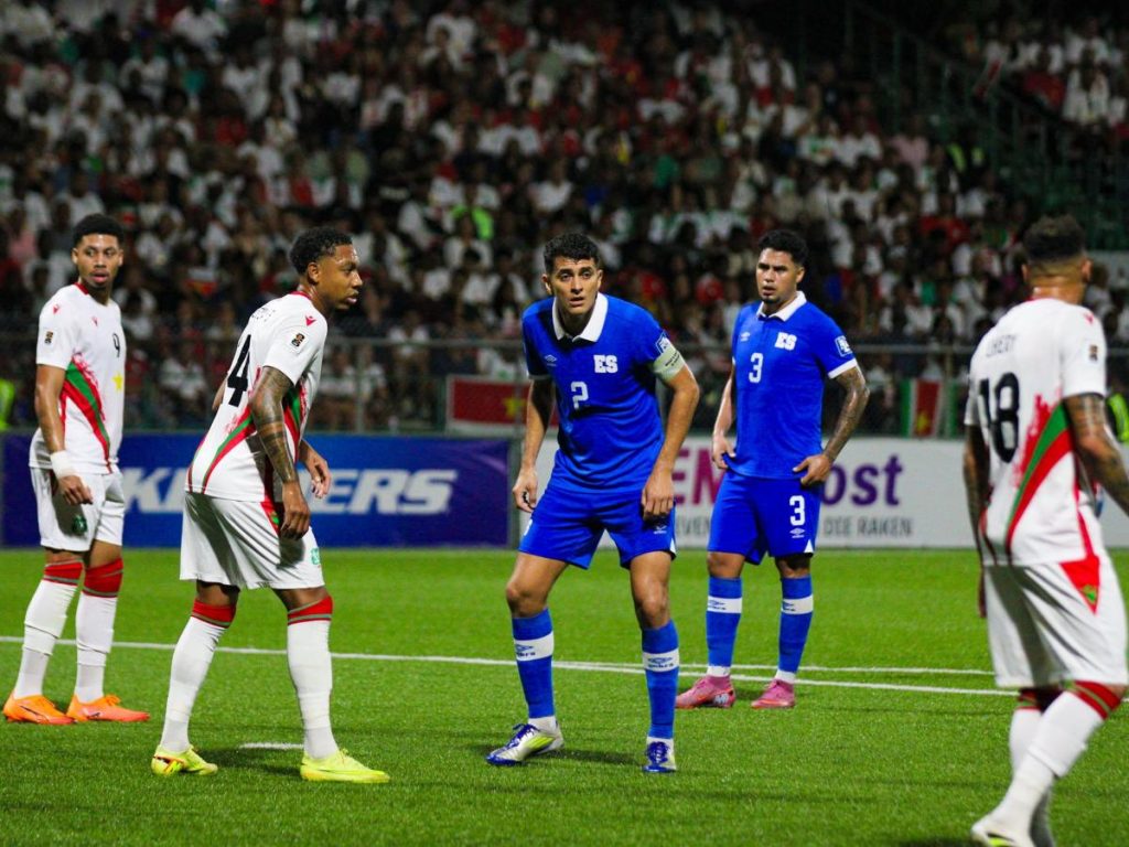 Julio Sibrián (2) marcando a jugador de Surinam. Foto X Selecta