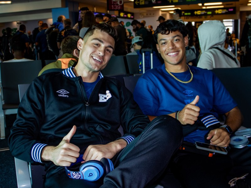 Tomás Romero y Francis Castillo en el aeropuerto de Panamá, rumbo a Surinam. / Foto cortesía X de La Selecta