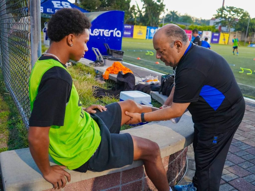 Adrián Miguel White recibiendo atención de parte del cuerpo técnico de la Selecta. Foto X Selecta