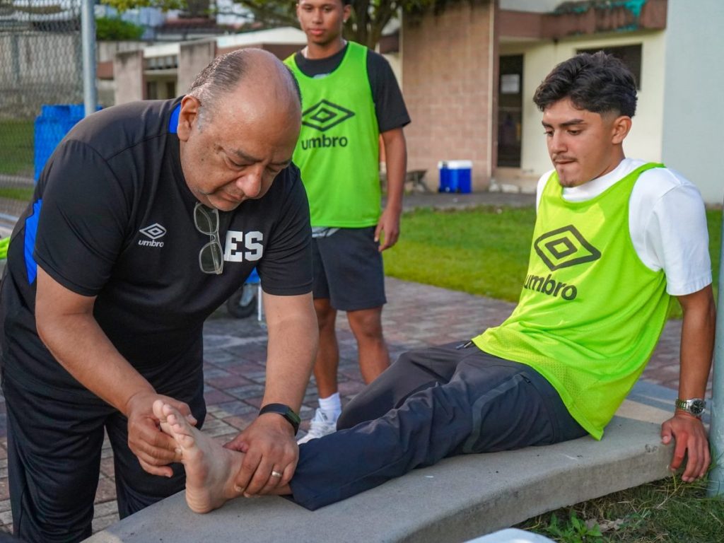 Jason Argueta recibiendo atención de parte del cuerpo técnico de la Selecta. Foto X Selecta