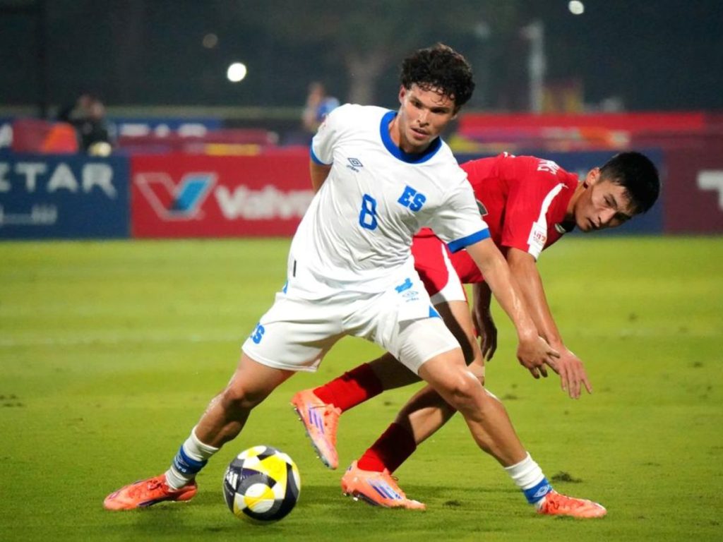 Rafael Inojosa pelea pelota contra defensa de Corea del Norte. Foto X Selecta