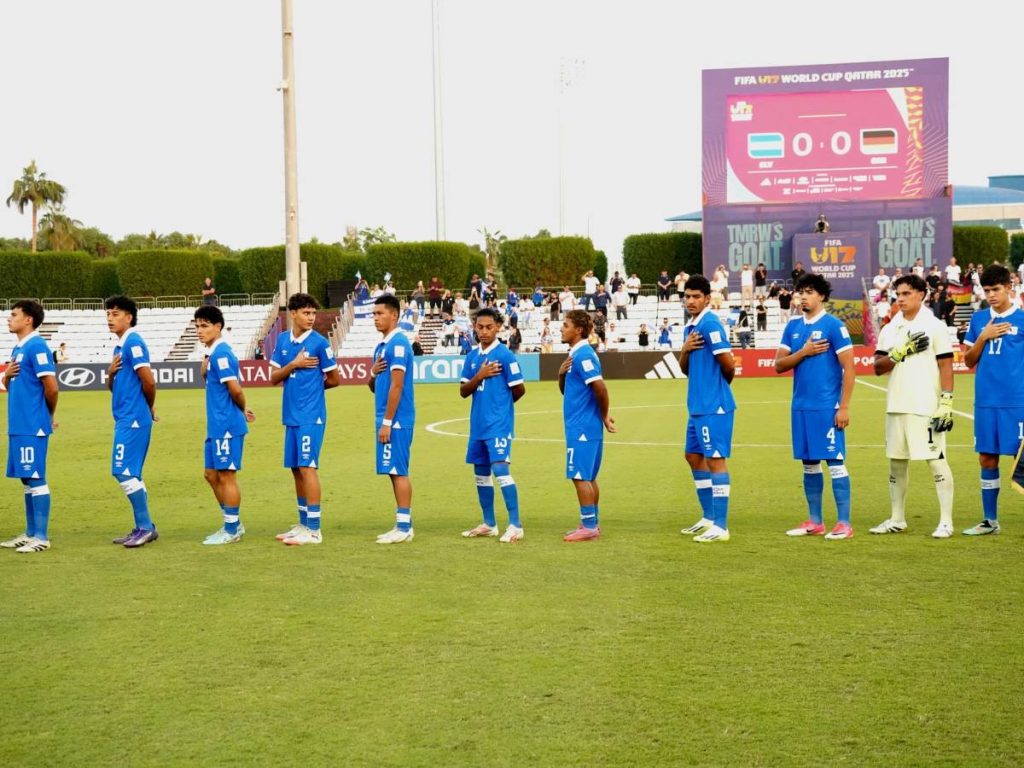 Selecta Sub 17 cantando el himno previo al partido contra Alemania. Foto X Selecta