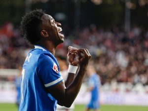 El delantero Vinicius Jr. lamenta una ocasión perdida para el Real Madrid, frente al Rayo Vallecano. / Foto EFE