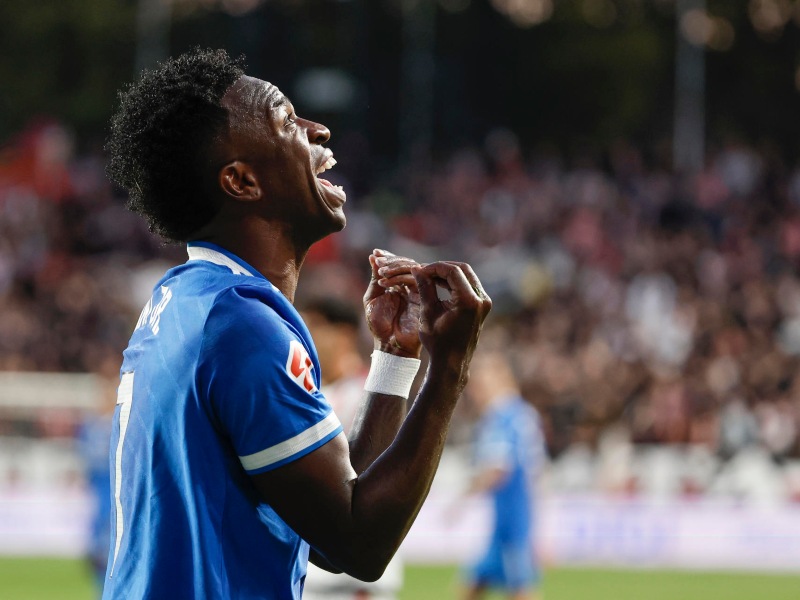 El delantero Vinicius Jr. lamenta una ocasión perdida para el Real Madrid, frente al Rayo Vallecano. / Foto EFE