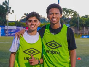Jason Argueta, del KSA MLS NEXT U19 y Adrián Miguel White de Saint Leo University, jugadores elegidos en las visorias realizadas en Estados Unidos por el profesor Hugo Pérez y el profesor Mauricio Cienfuegos. Foto X Selecta