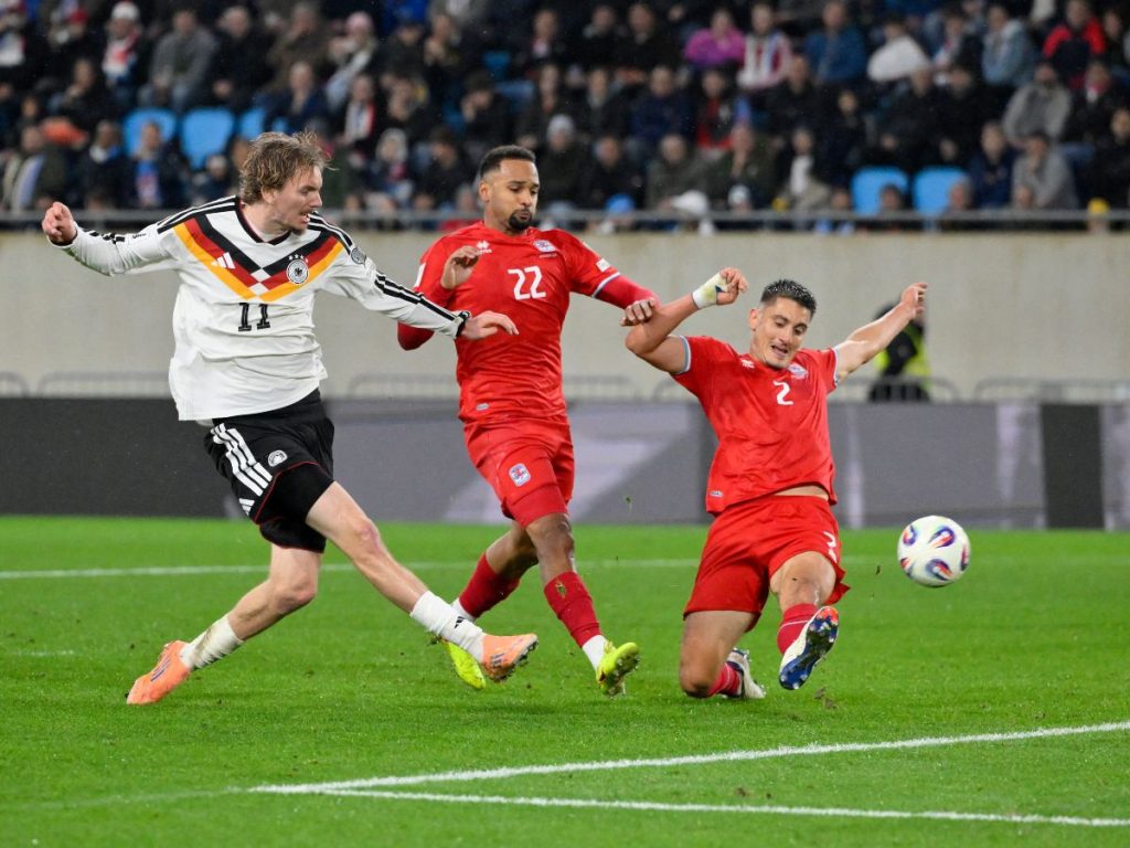 Nick Woltemade (izq.) anota gol con Alemania ante Luxemburgo. Foto AFP