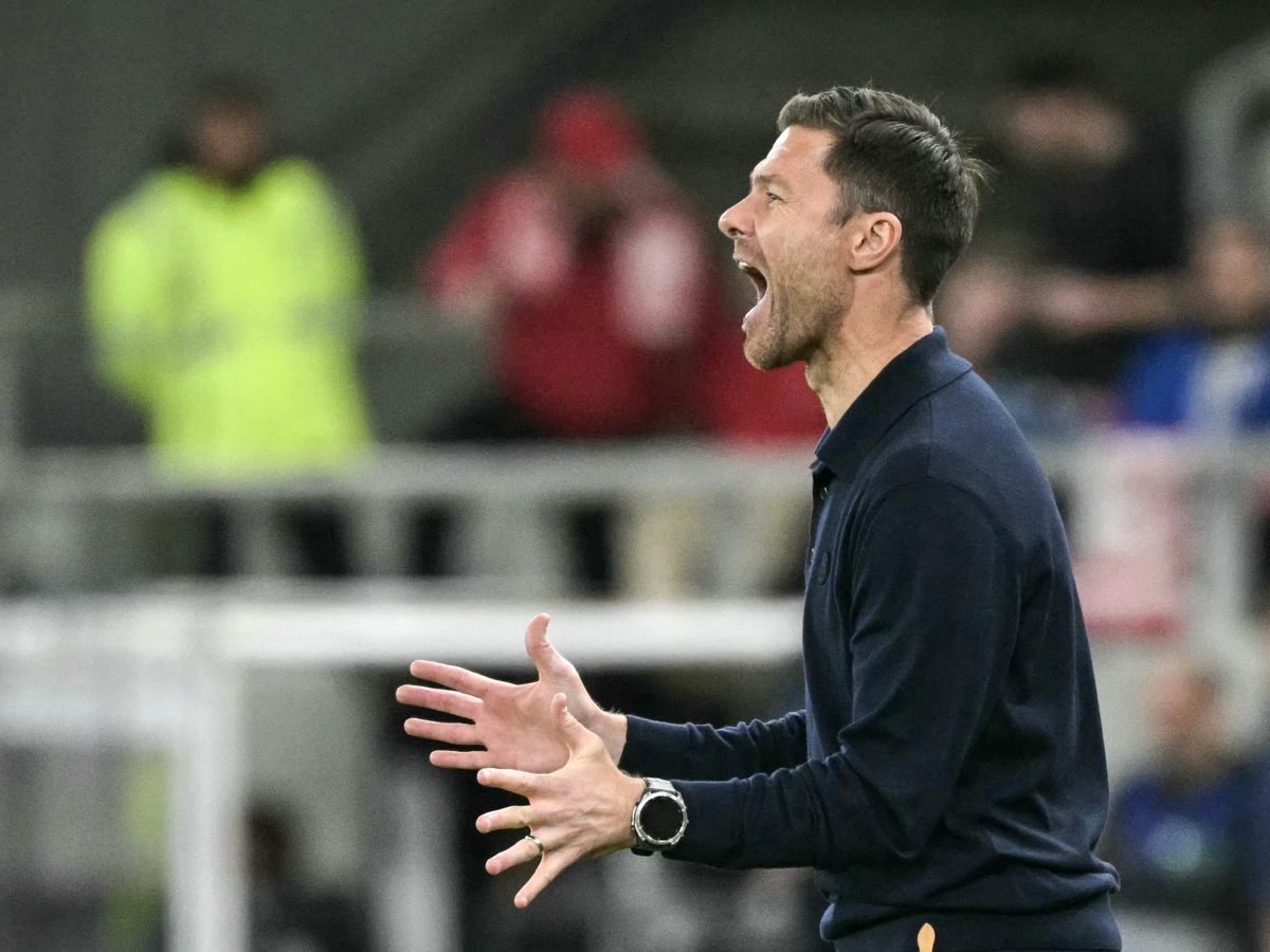El entrenador español del Real Madrid, Xabi Alonso, da instrucciones a sus jugadores durante la quinta jornada de la fase de liga de la UEFA Champions League, partido de fútbol entre Olympiakos (GRE) y Real Madrid (ESP) en el Estadio Georgios Karaiskakis de El Pireo el 26 de noviembre de 2025. AFP