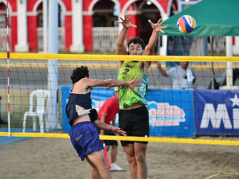 Estampa de la final entre los salvadoreños Guardado y la dupla mexicana. / Foto vía NORCECA