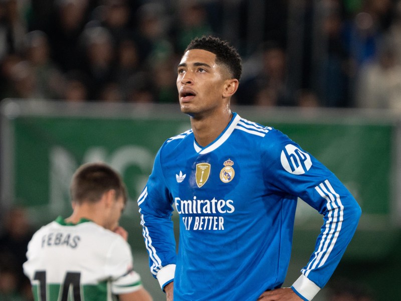 El volante británico Jude Bellingham demuestra su decepción durante el duelo del Real Madrid ante el Elche. / Foto EFE