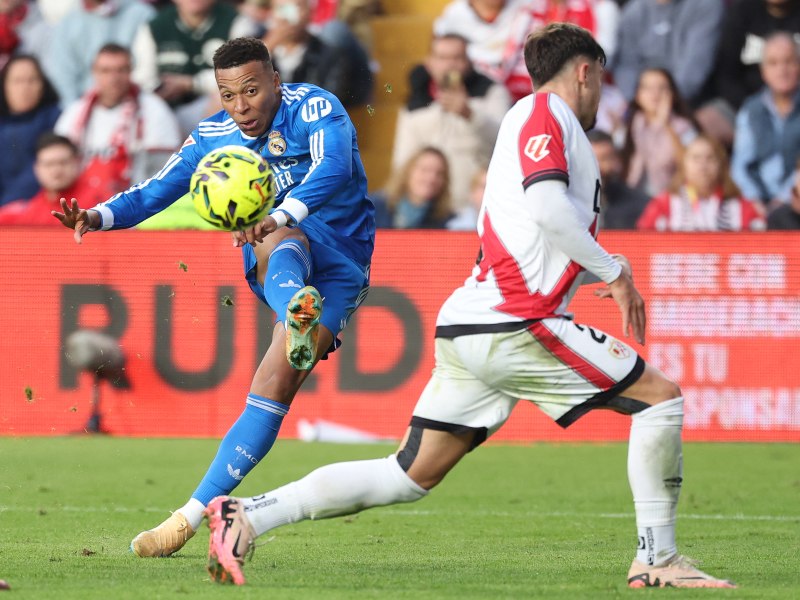 El delantero francés Kylian Mbappé, del Real Madrid, intenta un disparo a marco ante la defensa del Rayo Vallecano. / Foto AFP