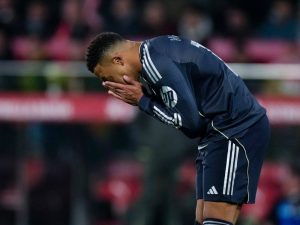 El delantero francés Kylian Mbappé, del Real Madrid, lamenta un gol fallado ante Girona. / EFE