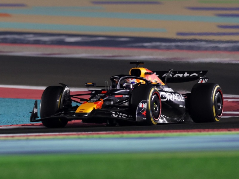 El piloto neerlandés Max Verstappen acelera en el Gran Premio de Qatar 2025. / Foto EFE