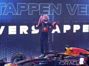Max Verstappen, de Red Bull Racing, celebra su victoria en el Circuito de Lusail, en el Gran Premio de Qatar 2025. / Foto EFE