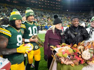 Josh Jacobs y Jordan Love en partido de Thanksgiving de la NFL. Foto AFP