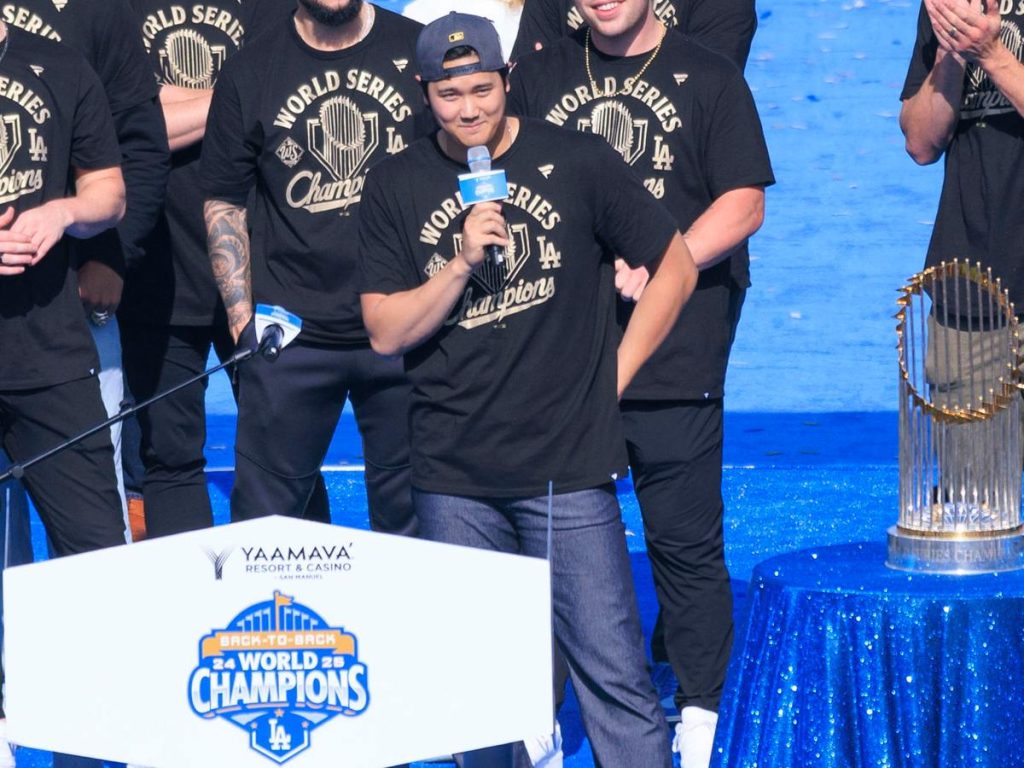 Shohei Ohtani, de los Dodgers, celebra la victoria en la Serie Mundial. Foto EFE