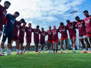 El técnico de Panamá, el hispano-danés Thomas Christiansen, aseguró este lunes que su selección llega al decisivo duelo ante El Salvador —a disputarse este martes 18 de noviembre en el cierre de la eliminatoria de Concacaf— con la ilusión intacta y la confianza de que aún puede sellar su boleto al Mundial 2026. Fotografía/ Fepafut Panamá