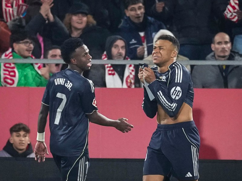 Los rostros de Vini Jr. y Kylian Mbappé (D.) resumen la tristeza del Real Madrid por su empate con Girona. / EFE