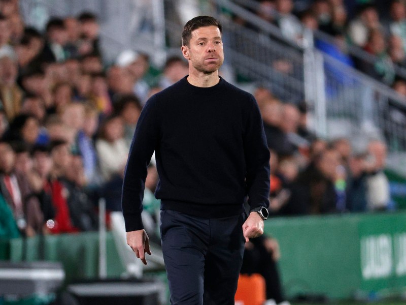 Toda la frustración de Xabi Alonso, entrenador del Real Madrid, tras el 2-2 con el Elche. / Foto EFE