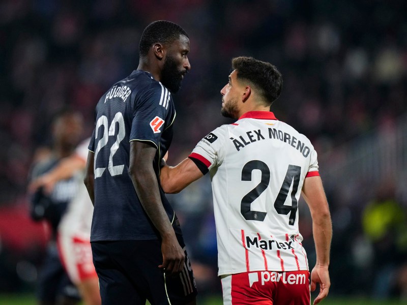 El defensa alemán Rüdiger, del Real Madrid, se encara con Álex Moreno, del Girona. / EFE