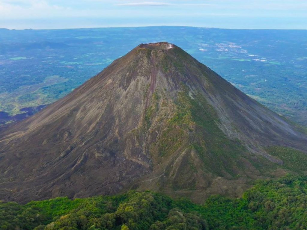 Explorar volcanes en El Salvador es una experiencia única, siempre que se haga con preparación, equipo adecuado y respeto por la naturaleza.