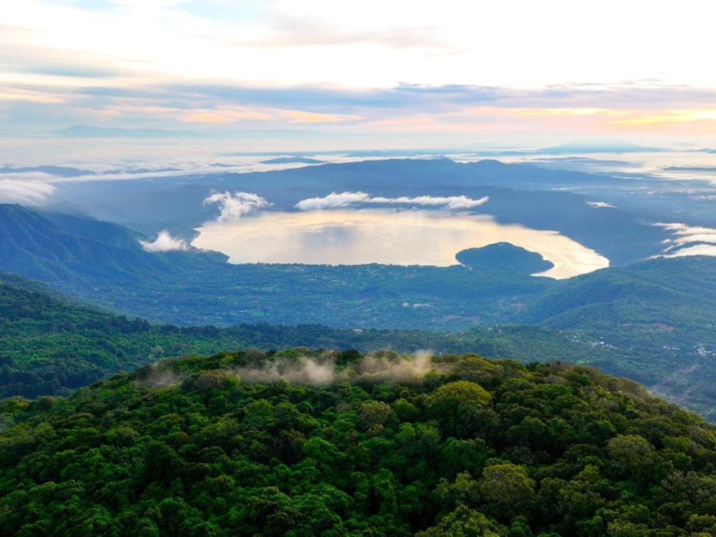Participantes recorrerán rutas que conectan los principales volcanes y playas del país durante La Cordillera Challenge 2025.
