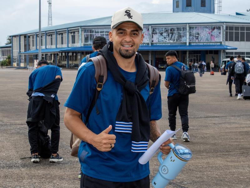 Jairo Henríquez, volante de Águila y Selección Mayor, a su llegada al Aeropuerto de Surinam. / Foto cortesía X de La Selecta