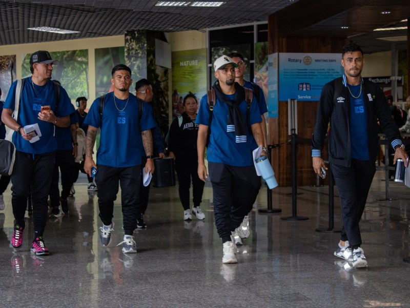 Desde la Izq.: Mario González, Marcelo Díaz, Jairo Henríquez, Mauricio Cerritos (atrás) y Darwin Cerén, en el Aeropuerto de Surinam. / Foto X de La Selecta