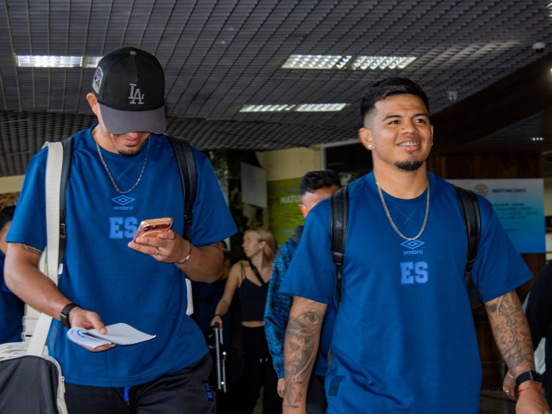 El arquero Mario González y el volante Marcelo Díaz, de la Selección Mayor salvadoreño, a su arribo al Aeropuerto de Surinam. / Foto cortesía X de La Selecta