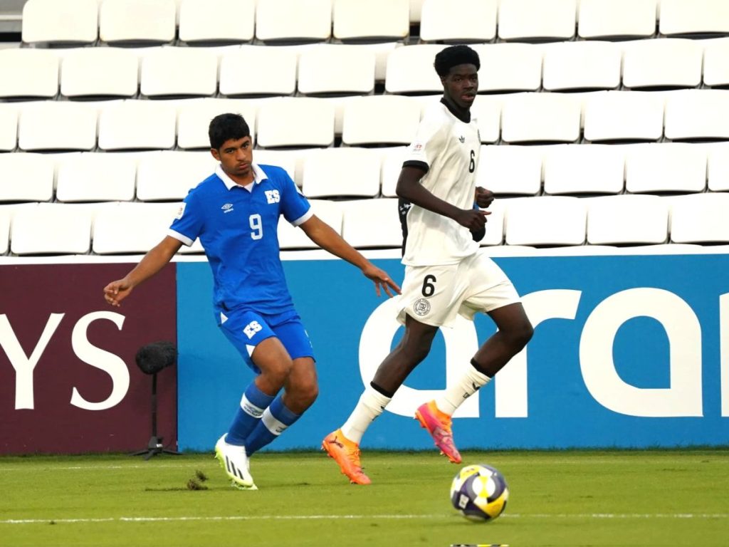 Luis Tobar (izq.) batallando contra la defensa alemana. Foto X Selecta