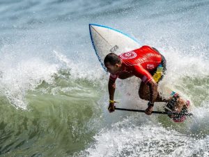 Maximiliano Torres, de Puerto Rico, fue el mejor en su heat eliminatorio, en el primer día de competencias del Mundial de SUP Surf en Playa El Sunzal, La Libertad. / Foto X de Secretaría de Prensa