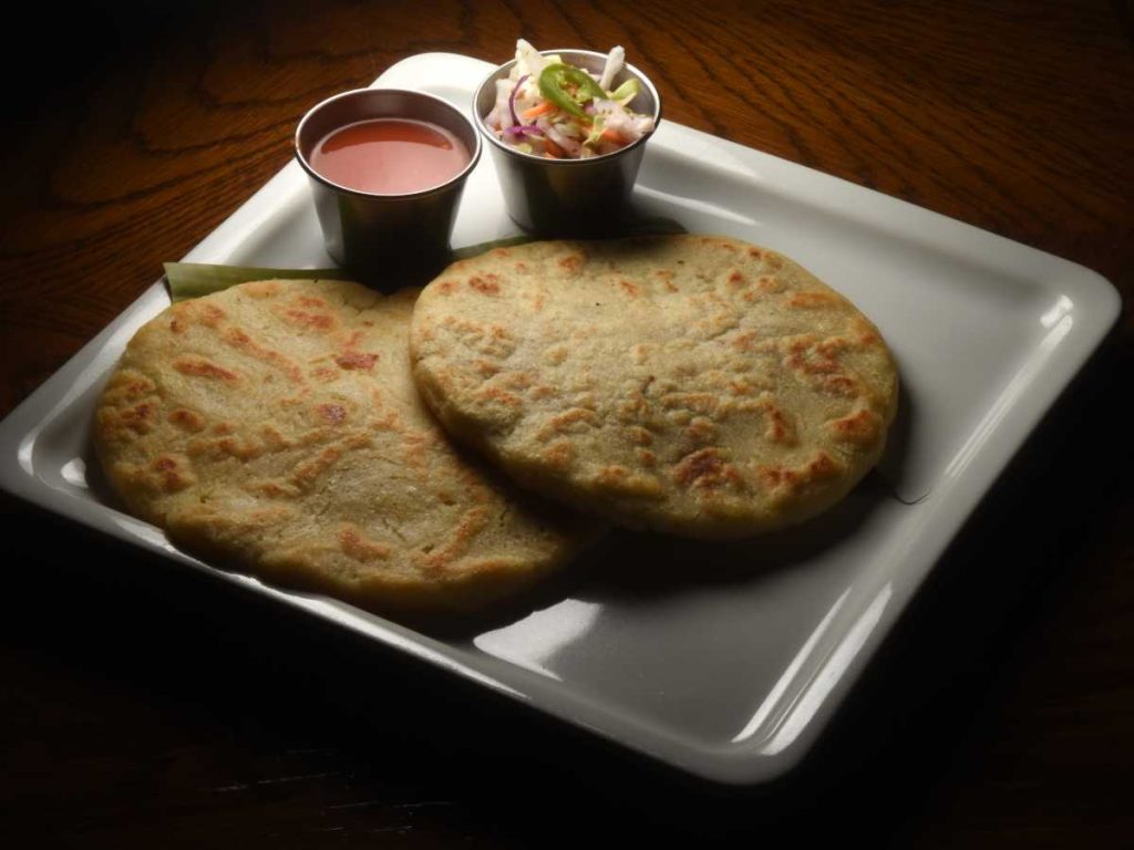 Las pupusas, orgullo gastronómico de El Salvador, combinan tradición, sabor y cultura.