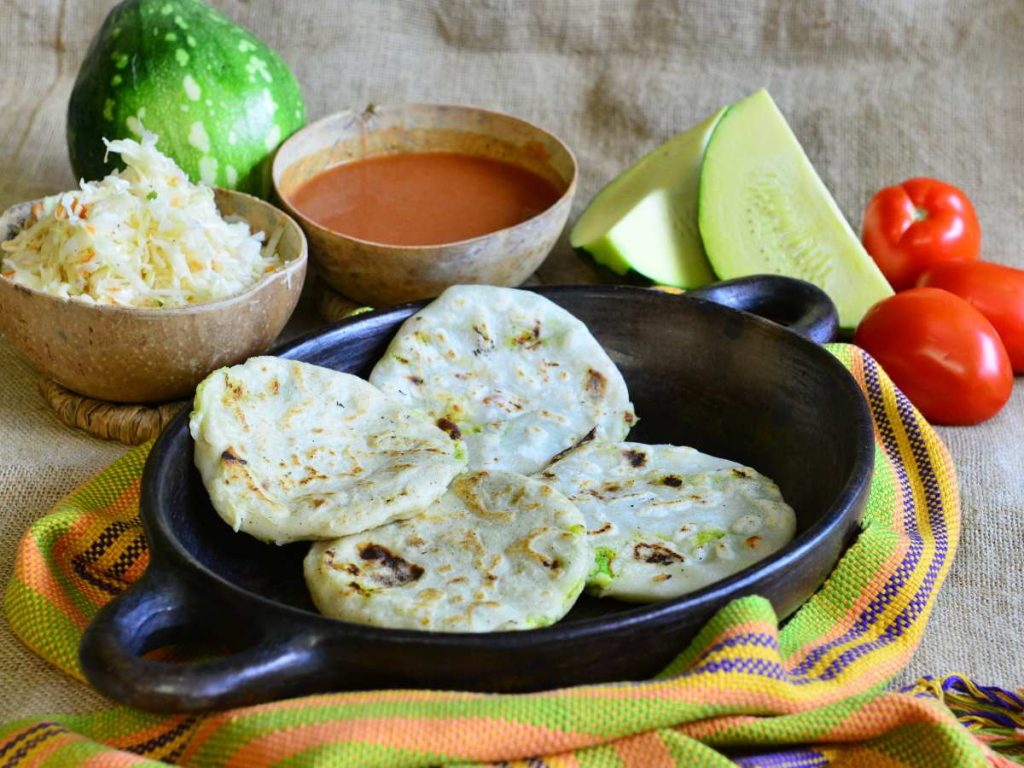 Las pupusas de ayote son una opción ligera y tradicional, con relleno de vegetales frescos y quesillo, ideales para disfrutar con curtido y salsa casera.