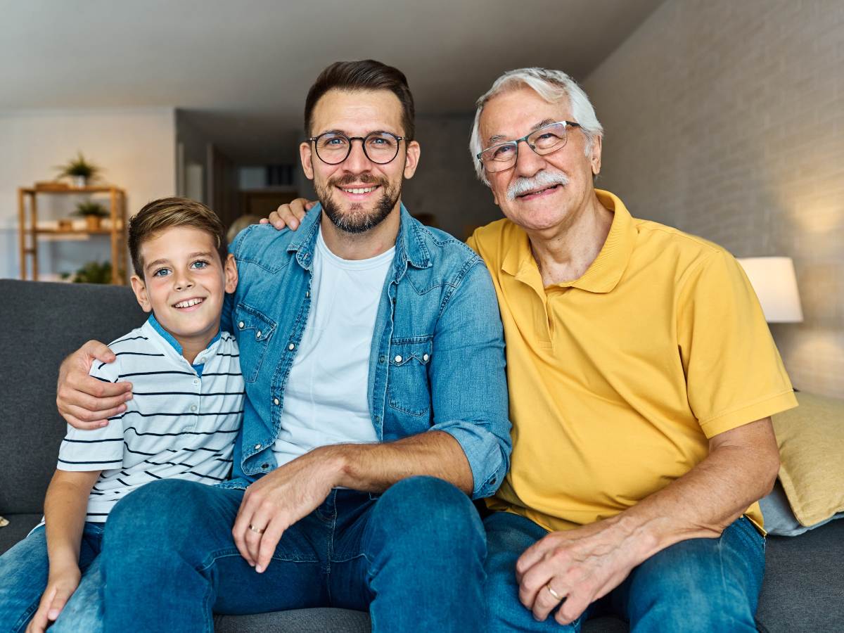 Tres generaciones que reflejan legado, aprendizaje compartido y el impacto duradero de los modelos masculinos presentes.