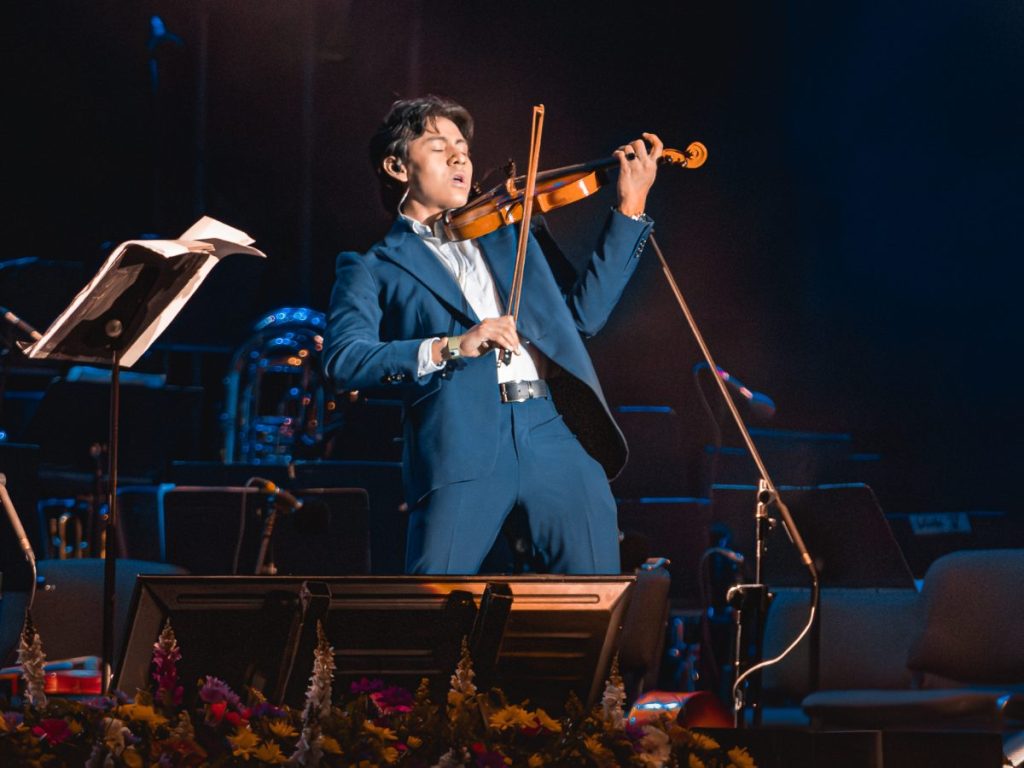 El violinista salvadoreño Diego Orantes durante una de sus presentaciones, previo a su colaboración musical con Erick Bendaña en Nicaragua Diseña 2025.