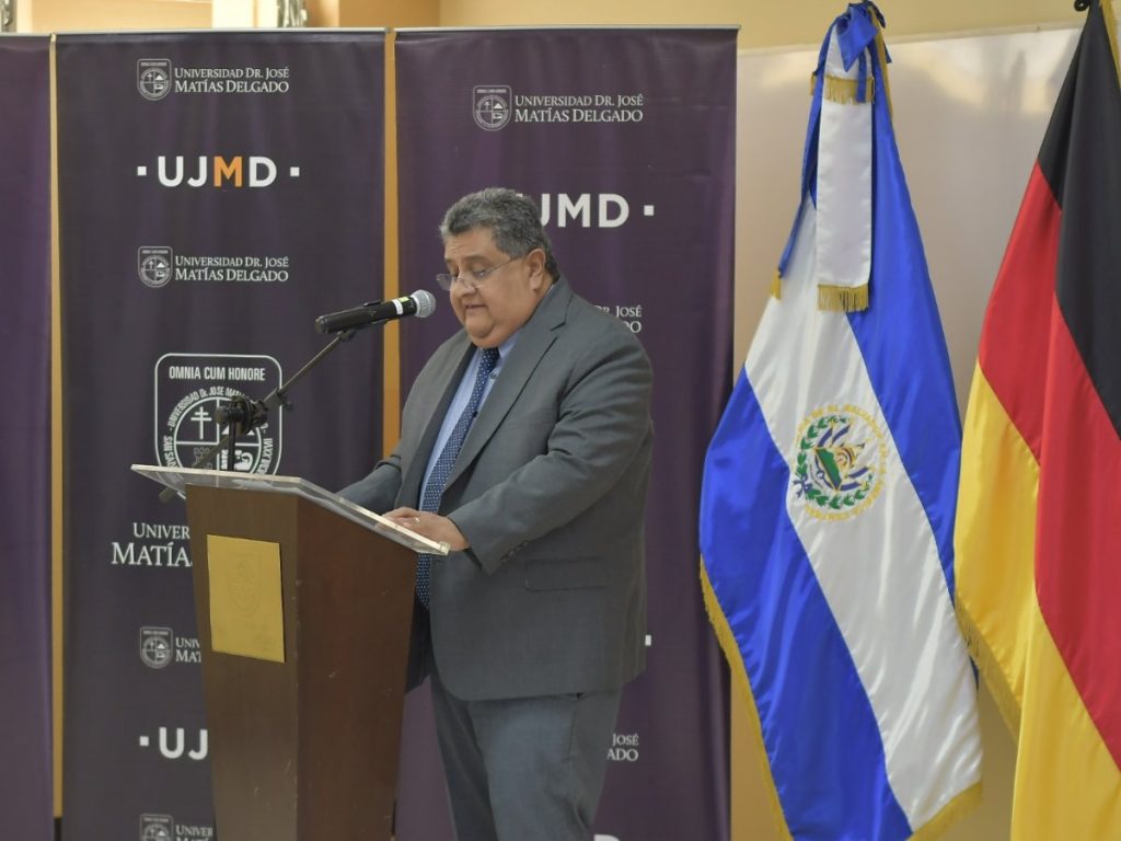 El Dr. Víctor Segura, decano de la Facultad de Ciencias de la Salud, explicó el proceso de validación del título ante autoridades alemanas.