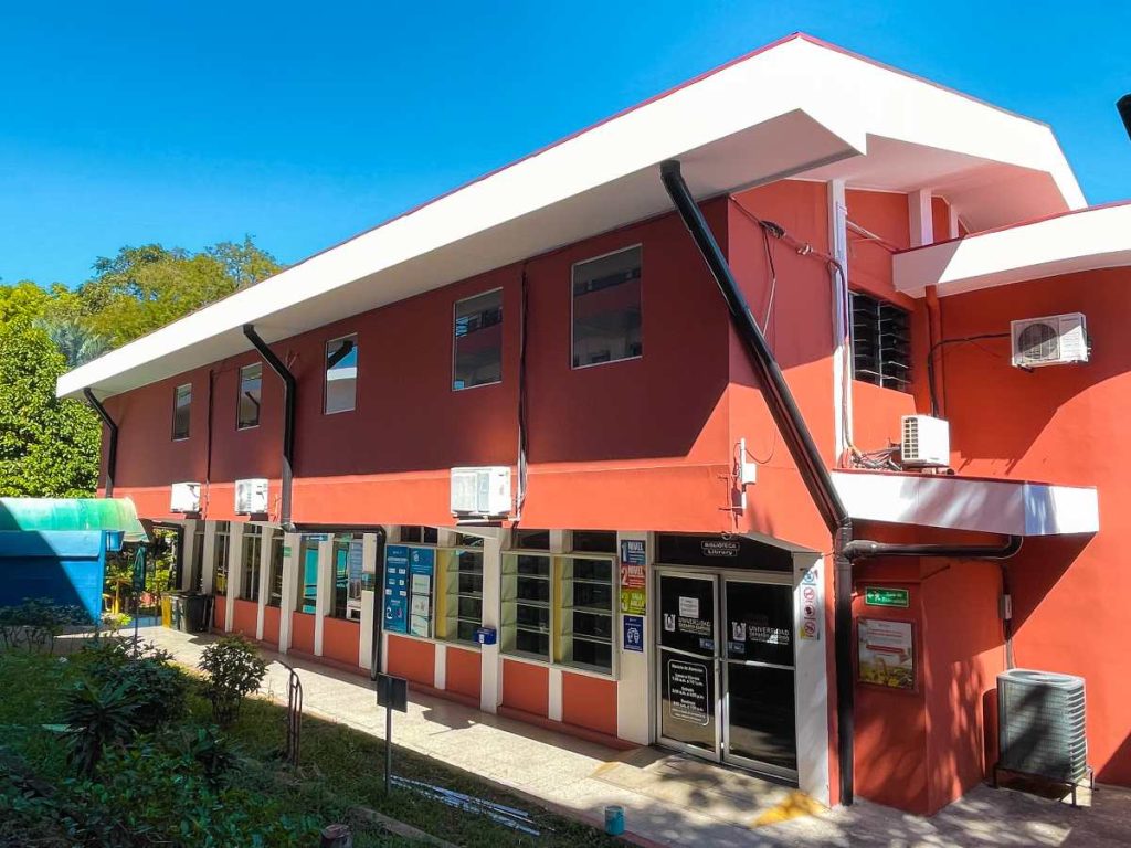 Fachada del edificio principal de la Universidad Gerardo Barrios (UGB), donde se encuentran oficinas administrativas y aulas académicas.