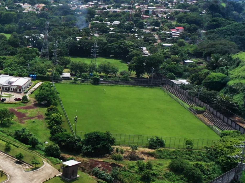 Vista aérea del campo deportivo de la UGB, un espacio destinado a la práctica del fútbol y actividades recreativas.