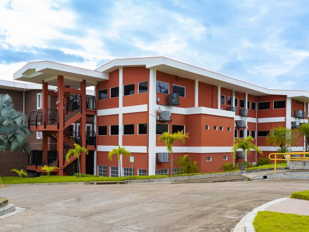 Bloque de aulas modernas de la Universidad Gerardo Barrios, diseñado para ofrecer ambientes cómodos y funcionales.