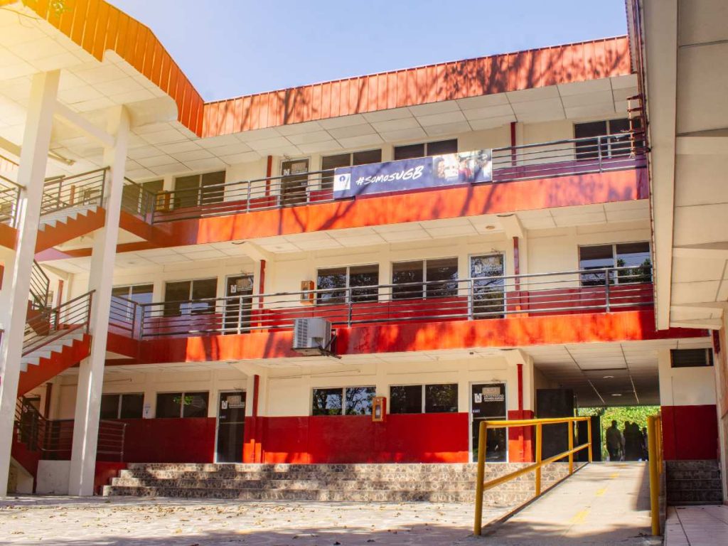 Área académica central de la UGB, punto de encuentro de estudiantes y docentes durante la jornada universitaria.