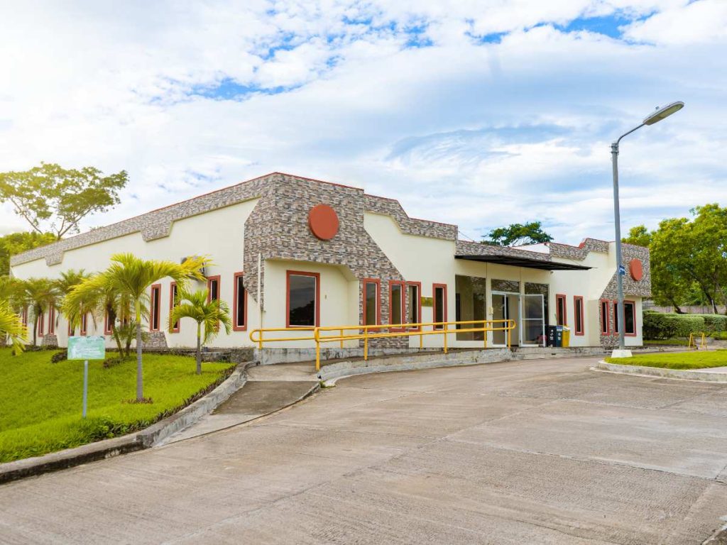 Edificio administrativo de la Universidad Gerardo Barrios, donde se brindan servicios de atención al estudiantado.