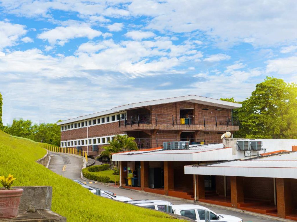 Vista panorámica del campus UGB, rodeado de áreas verdes que fomentan un entorno de aprendizaje agradable.
