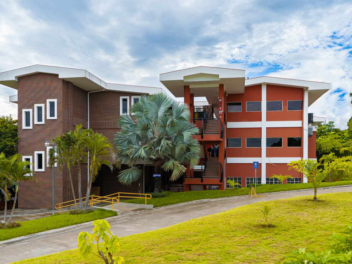 Edificios académicos de la UGB, ejemplo de la infraestructura que impulsa la educación superior en la región oriental.