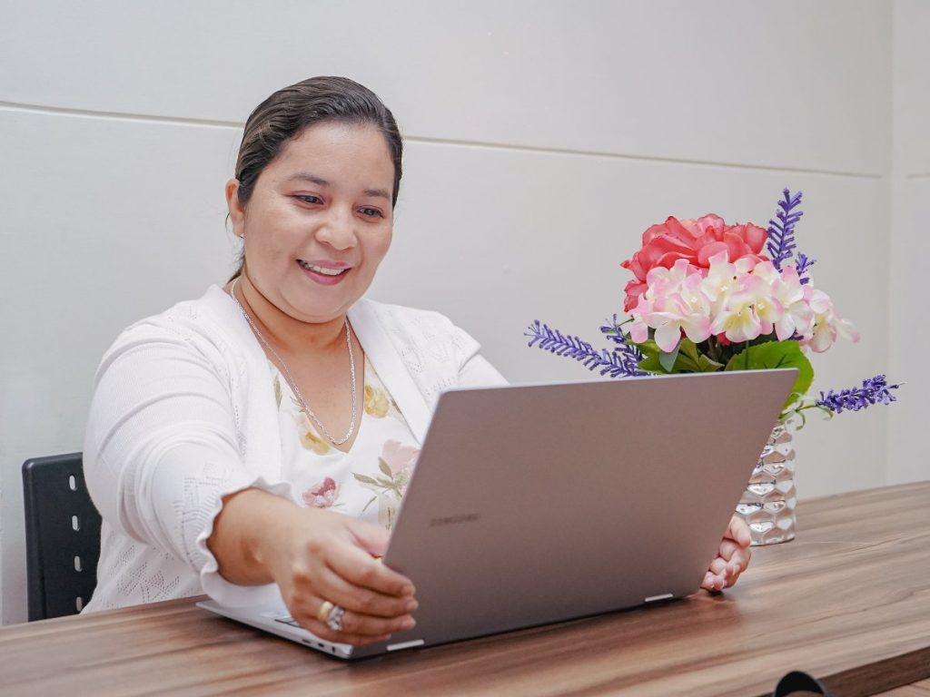Estudiantes de posgrado de la UGB interactúan con docentes internacionales en sesiones virtuales especializadas.