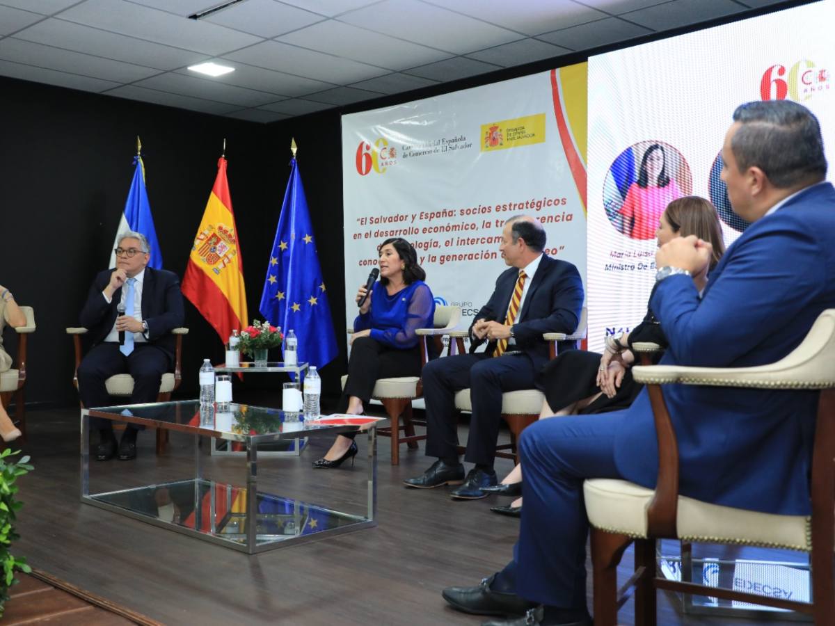 Empresarios salvadoreños y españoles durante la celebración del 60.º aniversario de la Cámara Oficial Española de Comercio en El Salvador.