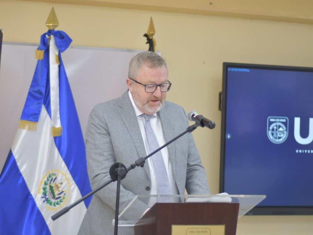 El embajador de Alemania en El Salvador, Firiedo Sielemann, participó en el acto donde se anunció el reconocimiento del título de Enfermería de la UJMD.