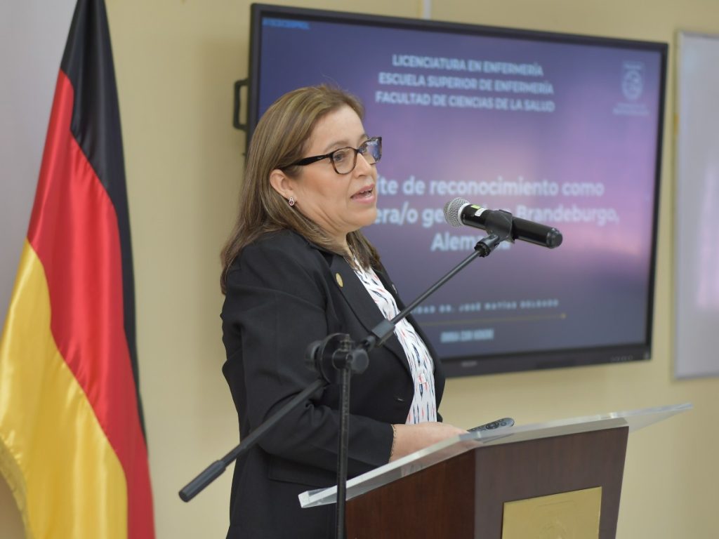 La Licda. Aida López, coordinadora de la Escuela Superior de Enfermería, detalló los pasos para aplicar a la equivalencia profesional en Alemania.