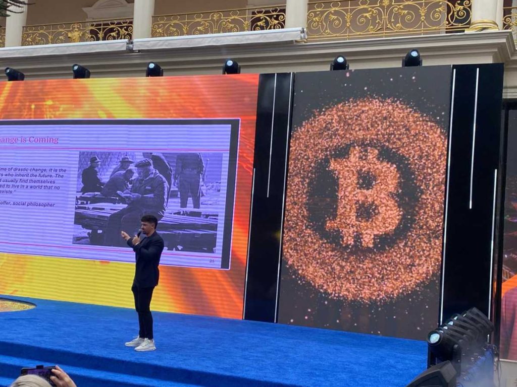 El autor Eric Yakes fue uno de los conferencistas destacados. A la derecha, emprendedores y aliados de la comunidad Bitcoin entregaron productos artesanales.