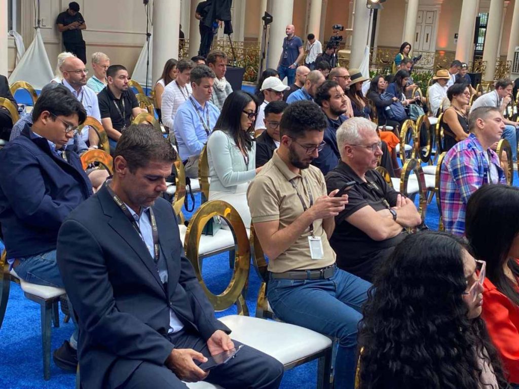 Productos locales inspirados en Bitcoin, como café, salsas, almohadas y artículos hechos a mano, se vendieron en el Farmers Market a un costado de la Catedral.