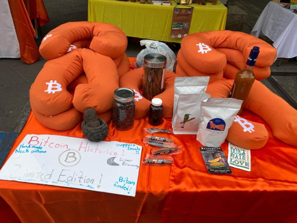 Ponencias técnicas y filosóficas sobre soberanía financiera se ofrecieron en el escenario principal, con una estética visual que destacó el símbolo de Bitcoin.