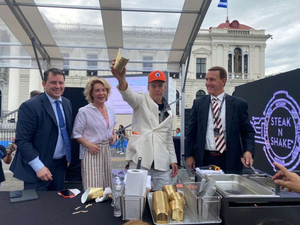 Stacy Herbert y Max Keiser entregaron papas fritas con mayonesa en el área “Steak N Shake”, junto a funcionarios salvadoreños y aliados del ecosistema.